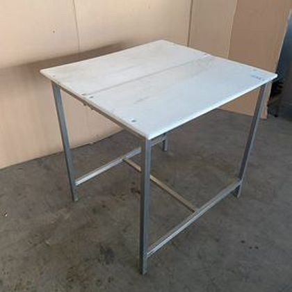 Stůl s polyetylenovou deskou 96x90x90cm