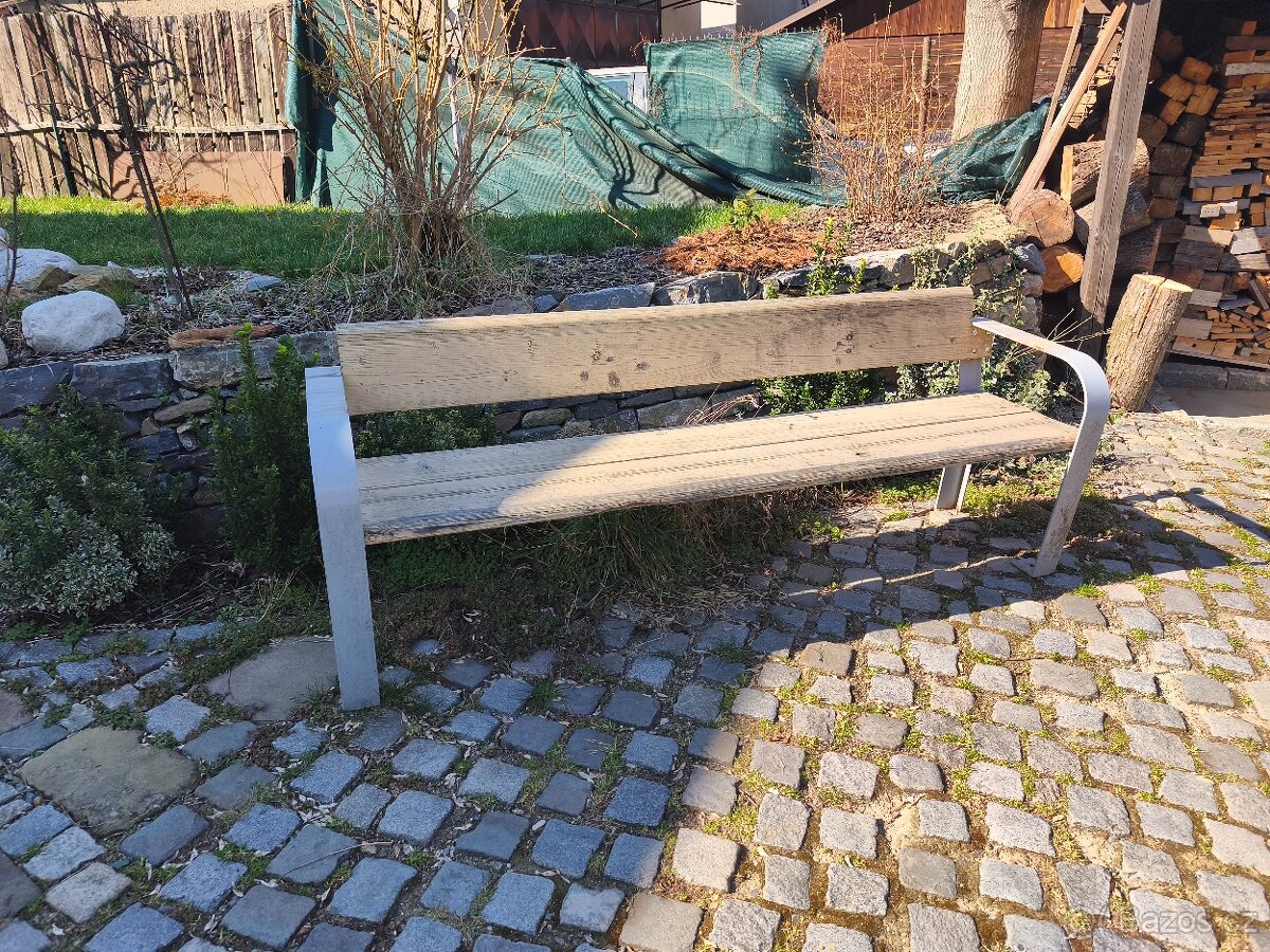 Zahradní lavička kombinace dřevo a kov