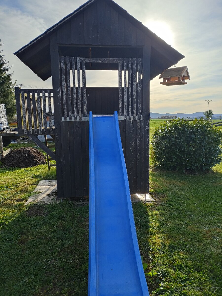 Domek se skluzavkou