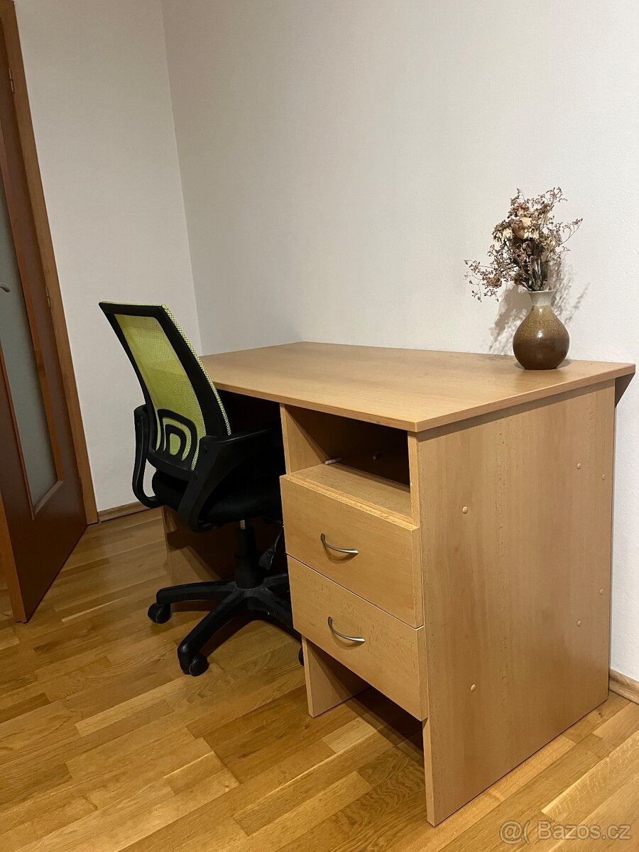 Stůl s kancelářským křeslem