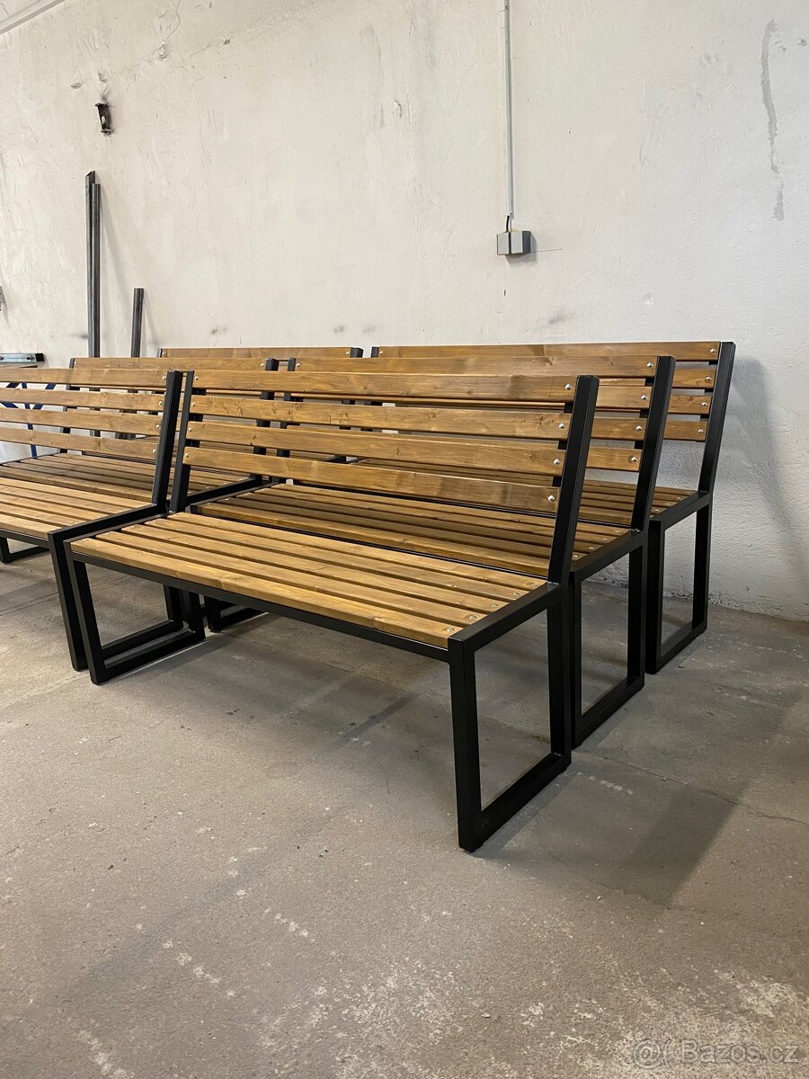 Zahradní kovová lavička