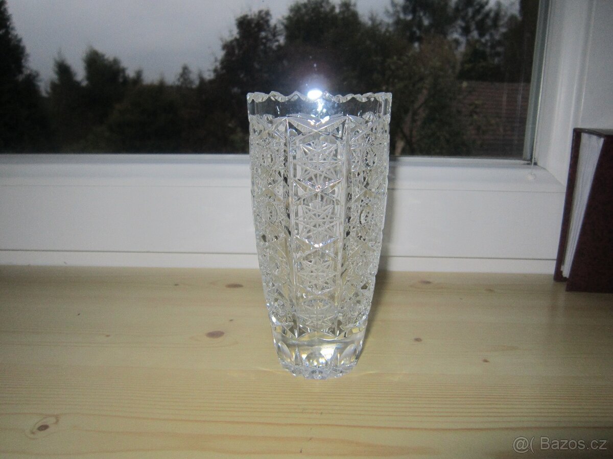 Broušená vázička