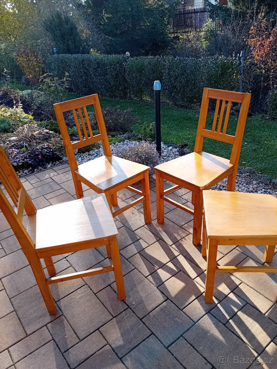 Staré kuchyňské dřevěné židle