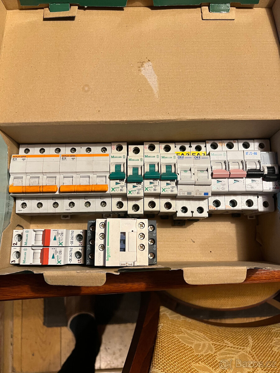 Jističe Merlin Gerin, Eaton, OEZ, Legrand, stykač Schneider_