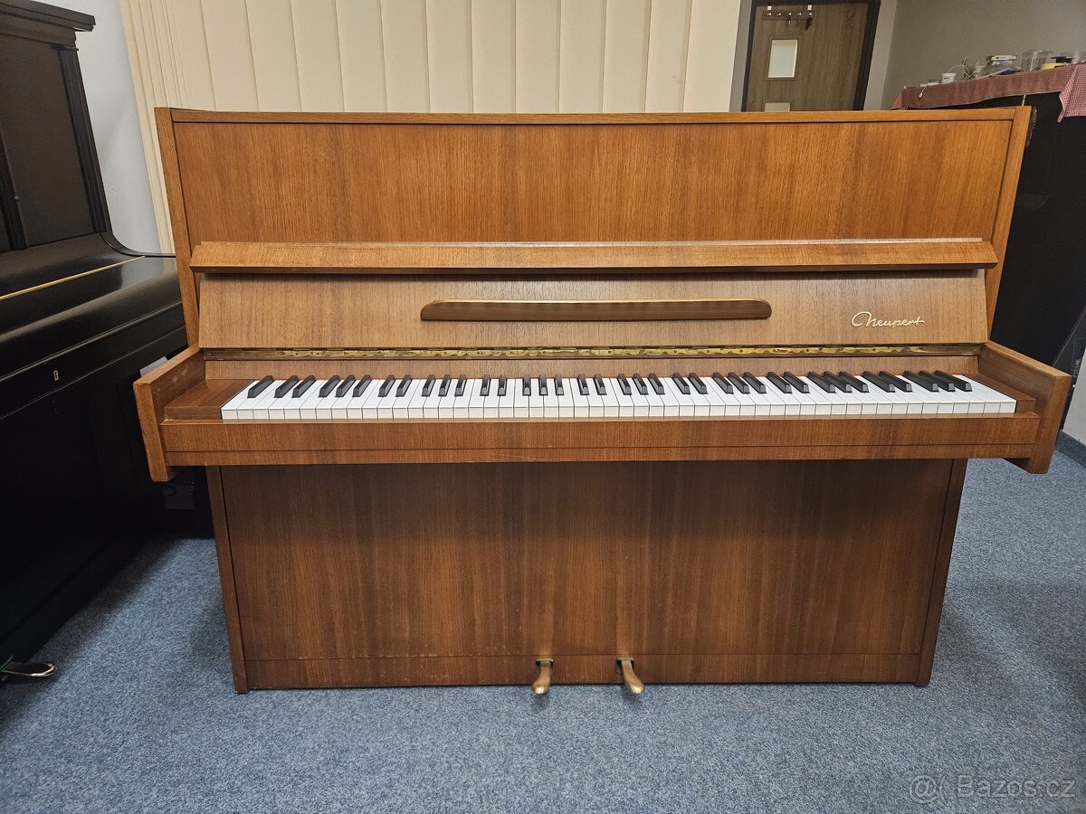 Pianino Neupert se zarukou 6 měsíců.