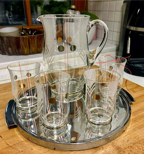 retro nápojová souprava džbánu se třemi sklenicemi