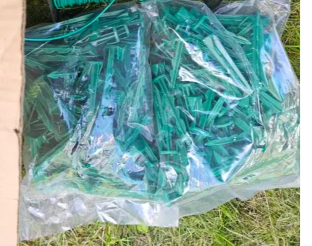 Kolíky pro robotické sekačky - 100 ks nové