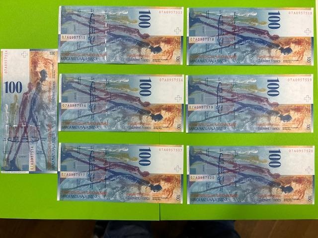 700 Švýcarských franků předchozí edice s čísly po sobě