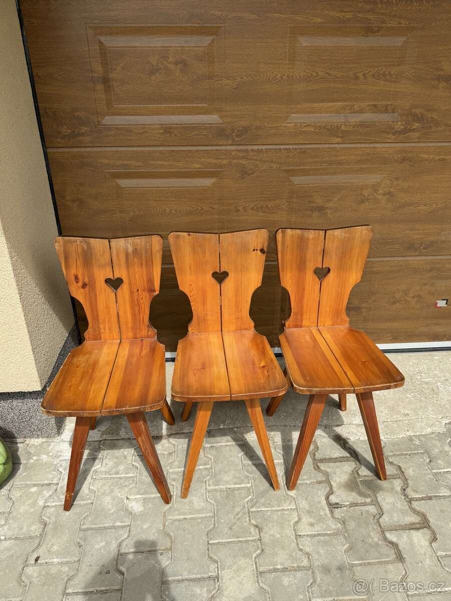Dřevěné židle a stůl