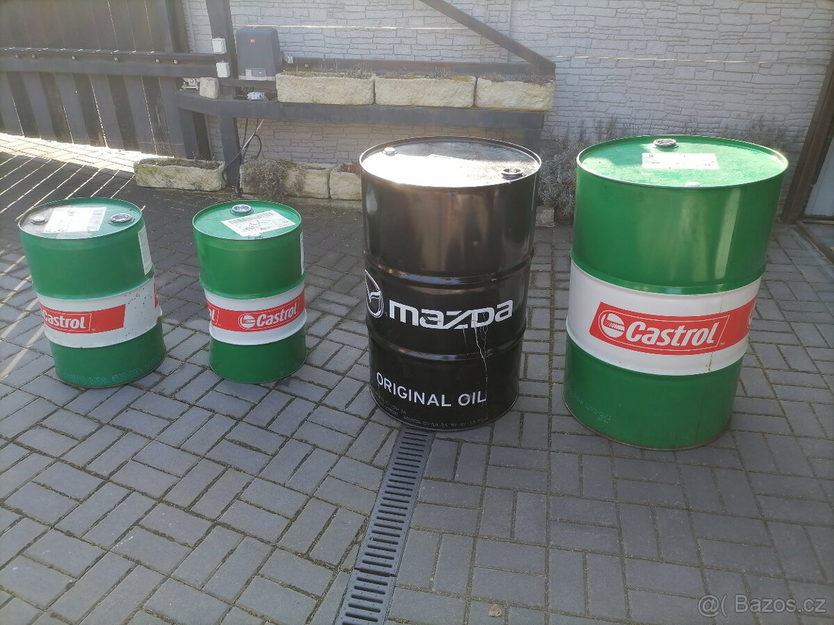 sudy castrol a mazda do dilny jako stul a židle