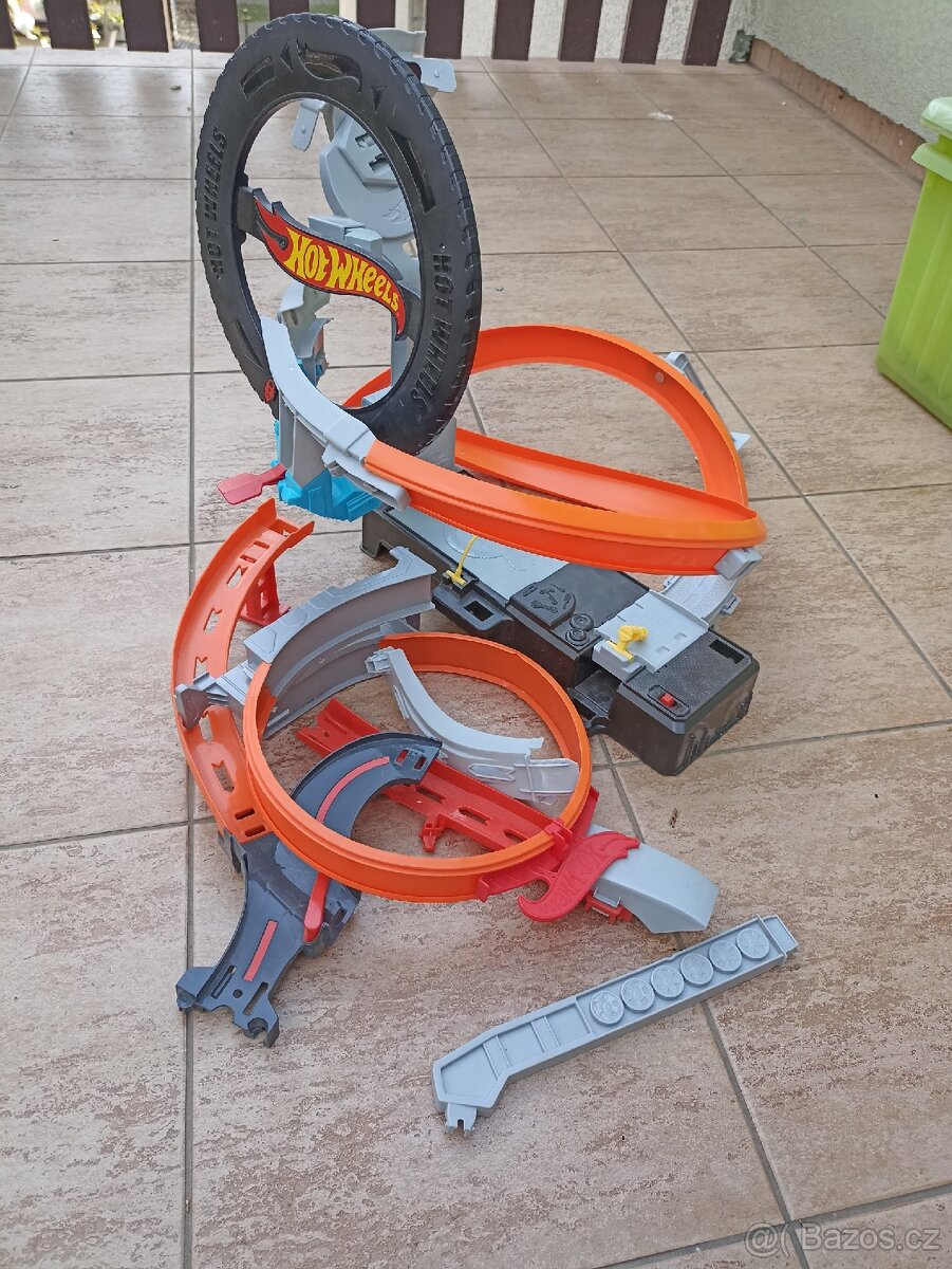 Autodráha hot wheels čtěte popis