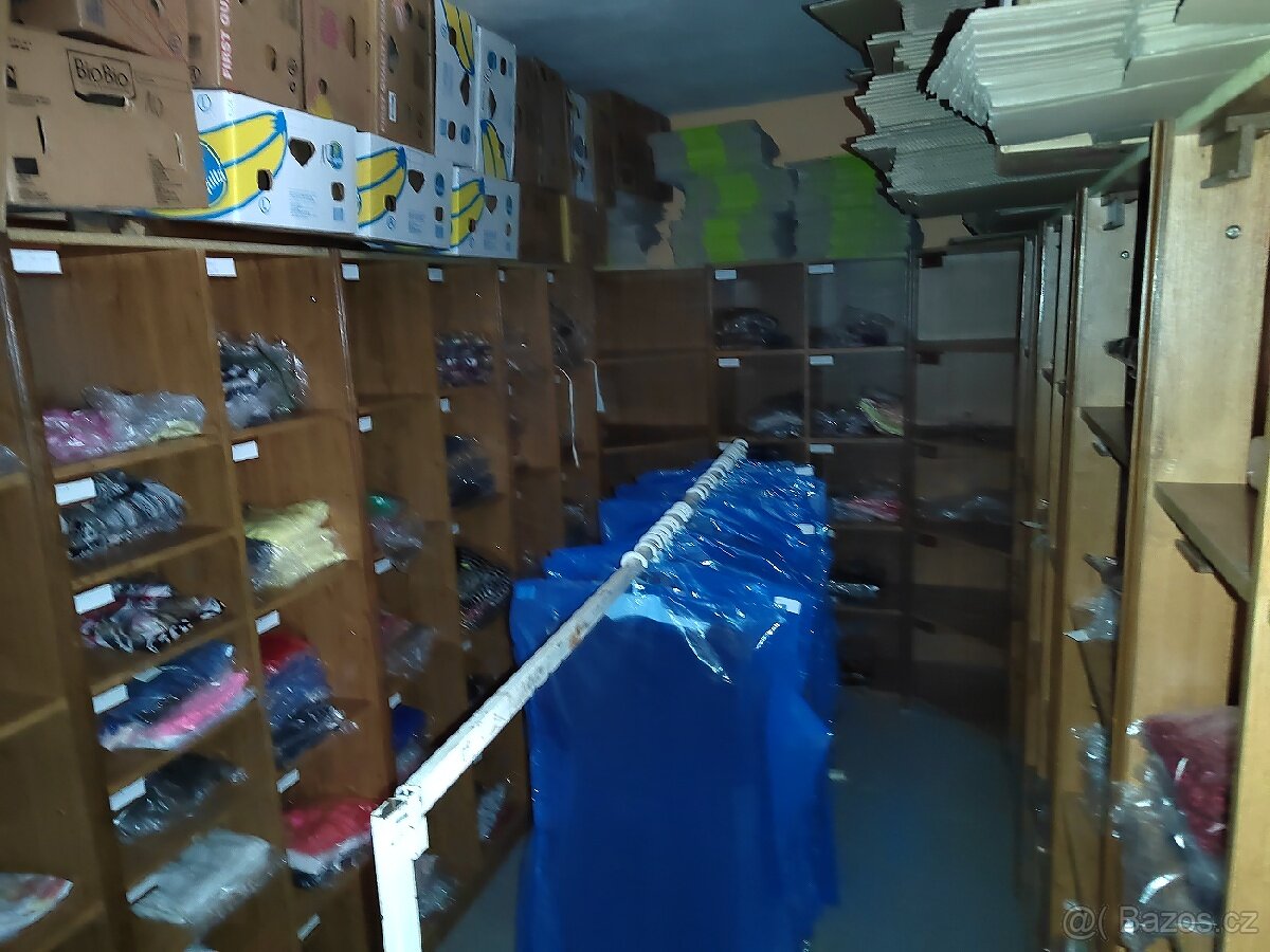 Regál, vhodný k uskladnění nebo i do skladu,
