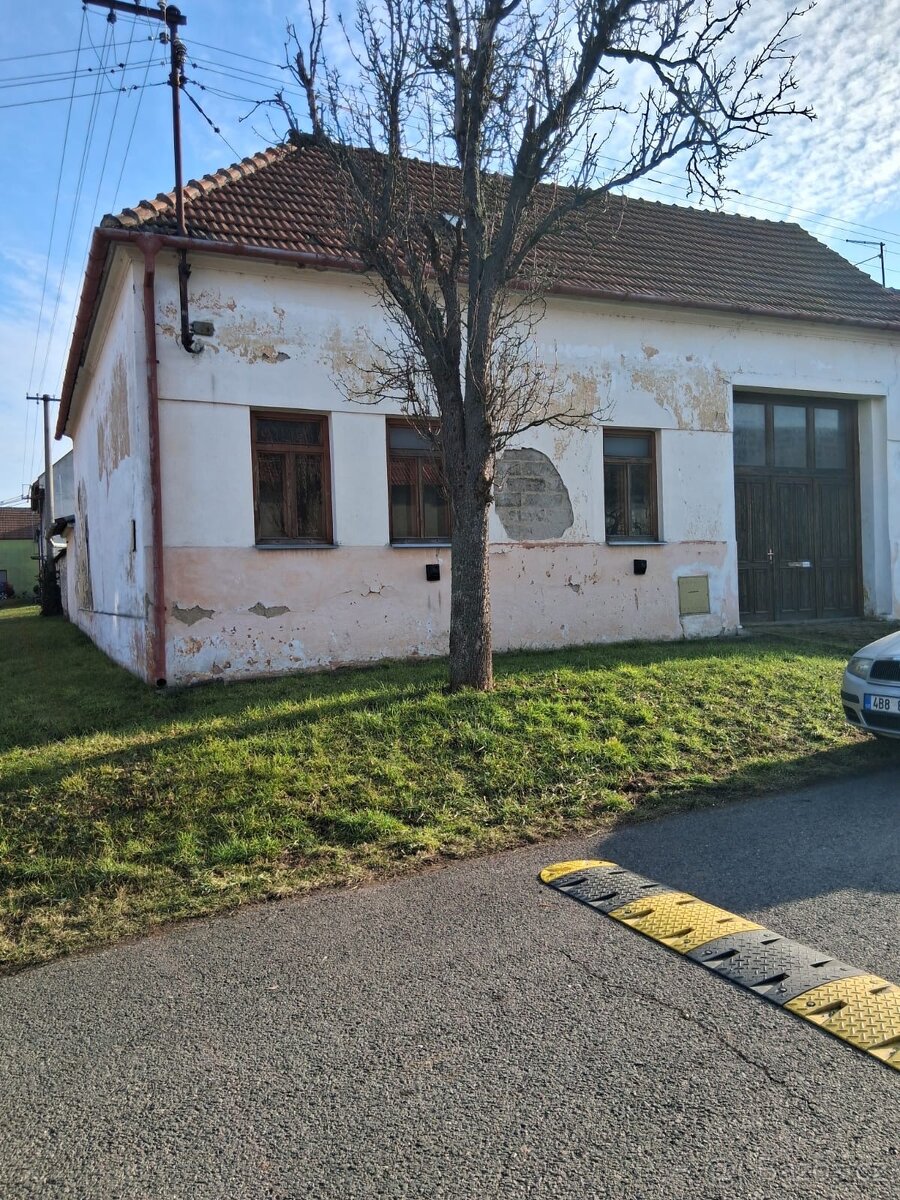 ZLEVNĚNO Rodinný dům k celkové rekonstrukci