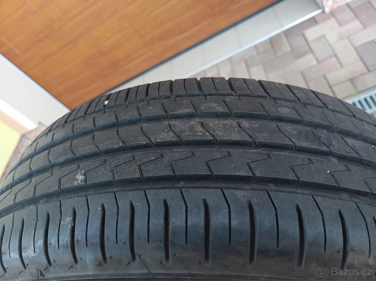 Zánovní letní pneu Falken 215/60 R17