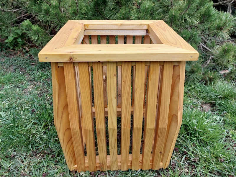 Dřevěný obal na hranaté květináče, modřínový