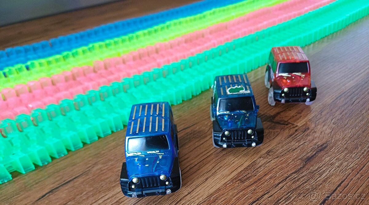 Svítící autodráha + 3 led autíčka