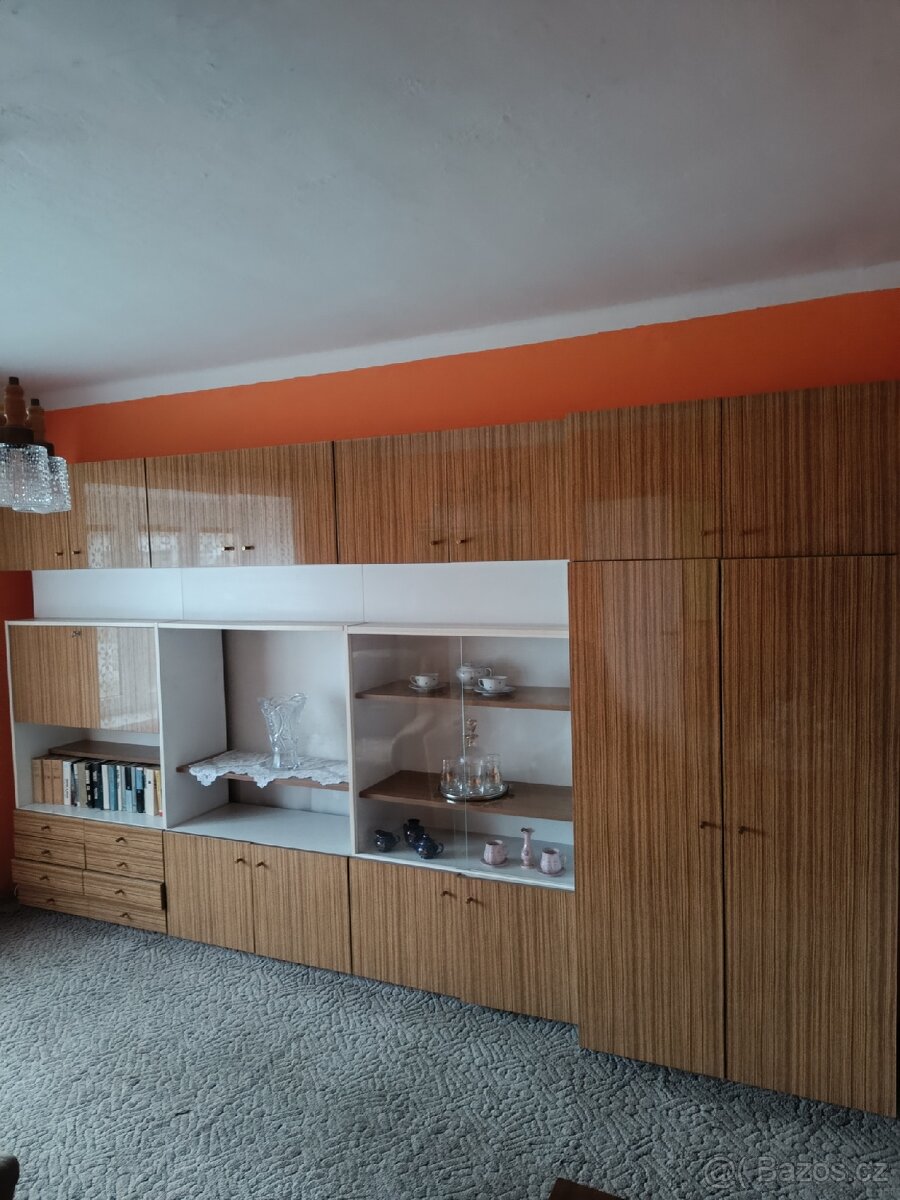 Obývací stěna za Studentskou pečeť