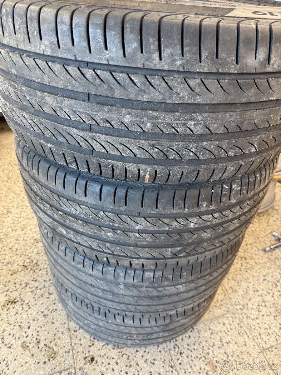 235/40 R19 Pirelli