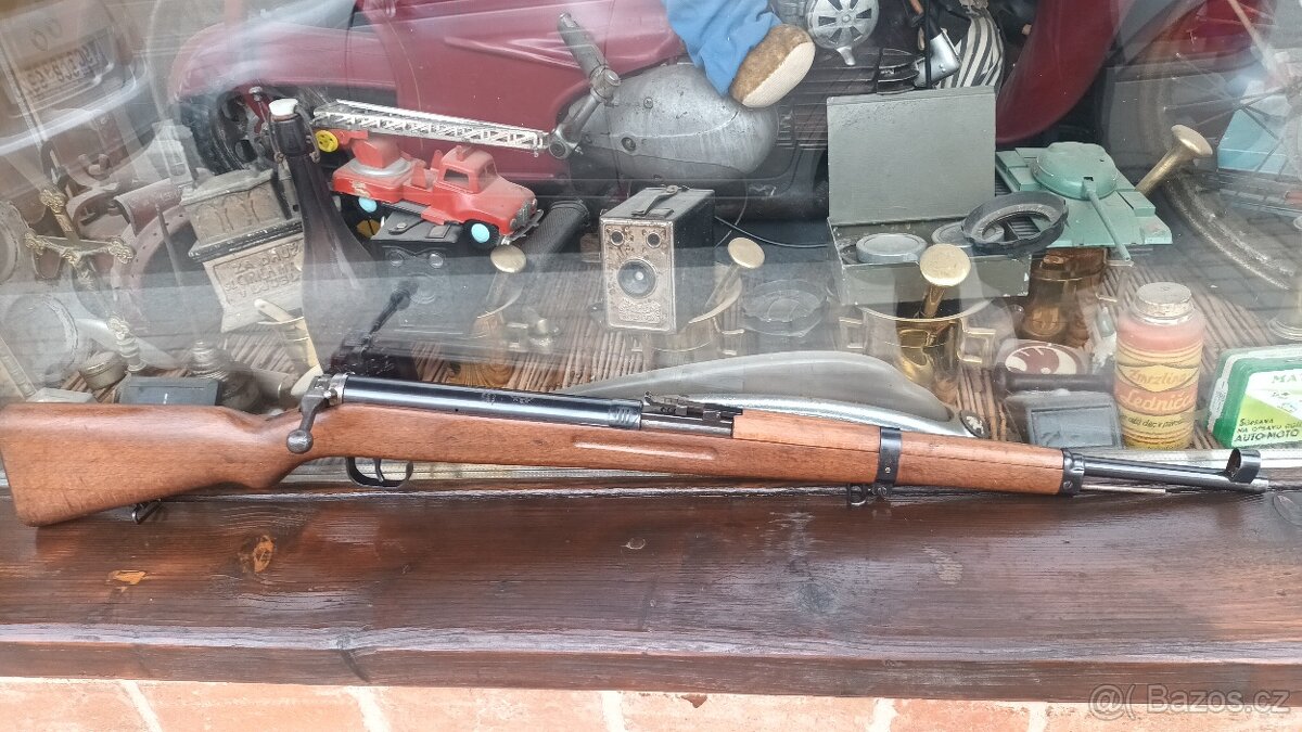 Vojenská vzduchovka vzor.47 se Lvíčkem.