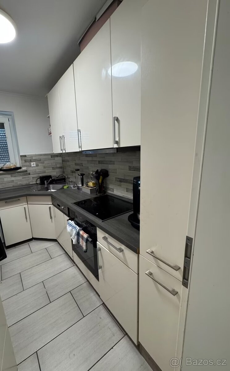 Moderní bílá kuchyňská linka ADRIANA