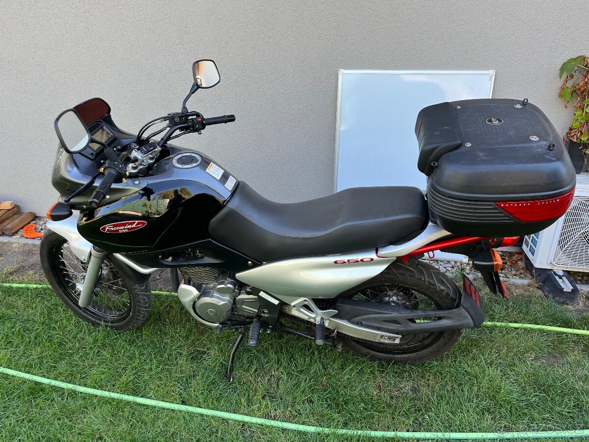 Suzuki XF 650 Freewind