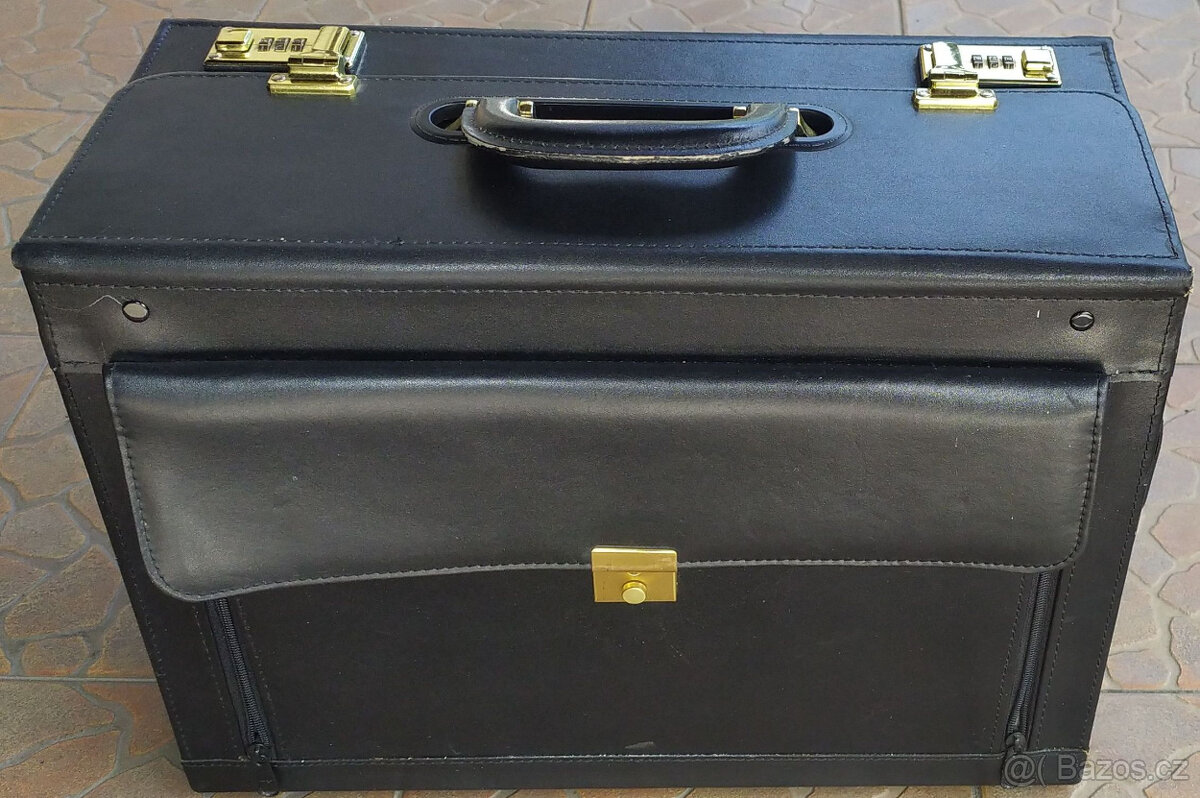 Hezký cestovní / pilotní kufr