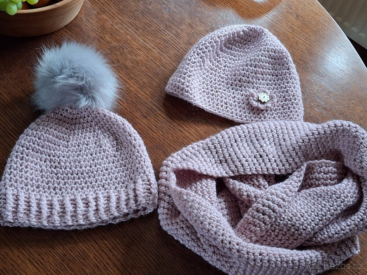 Háčkovaný set dvou čepic a nákrčníku