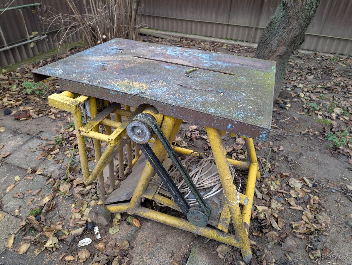 Starý kompresor, pila na železo, cirkulárka na dřevo