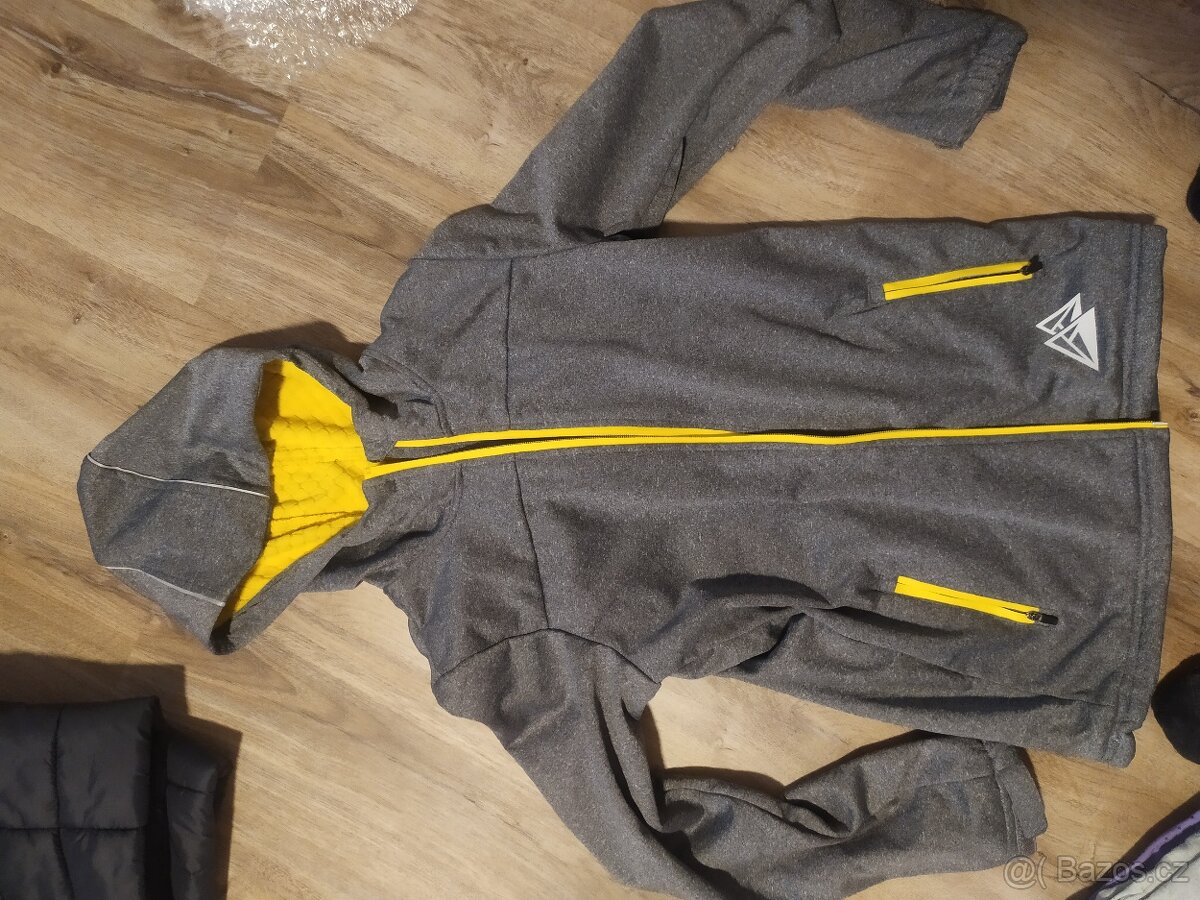 Softshellová bunda 10-12 let málo nošená