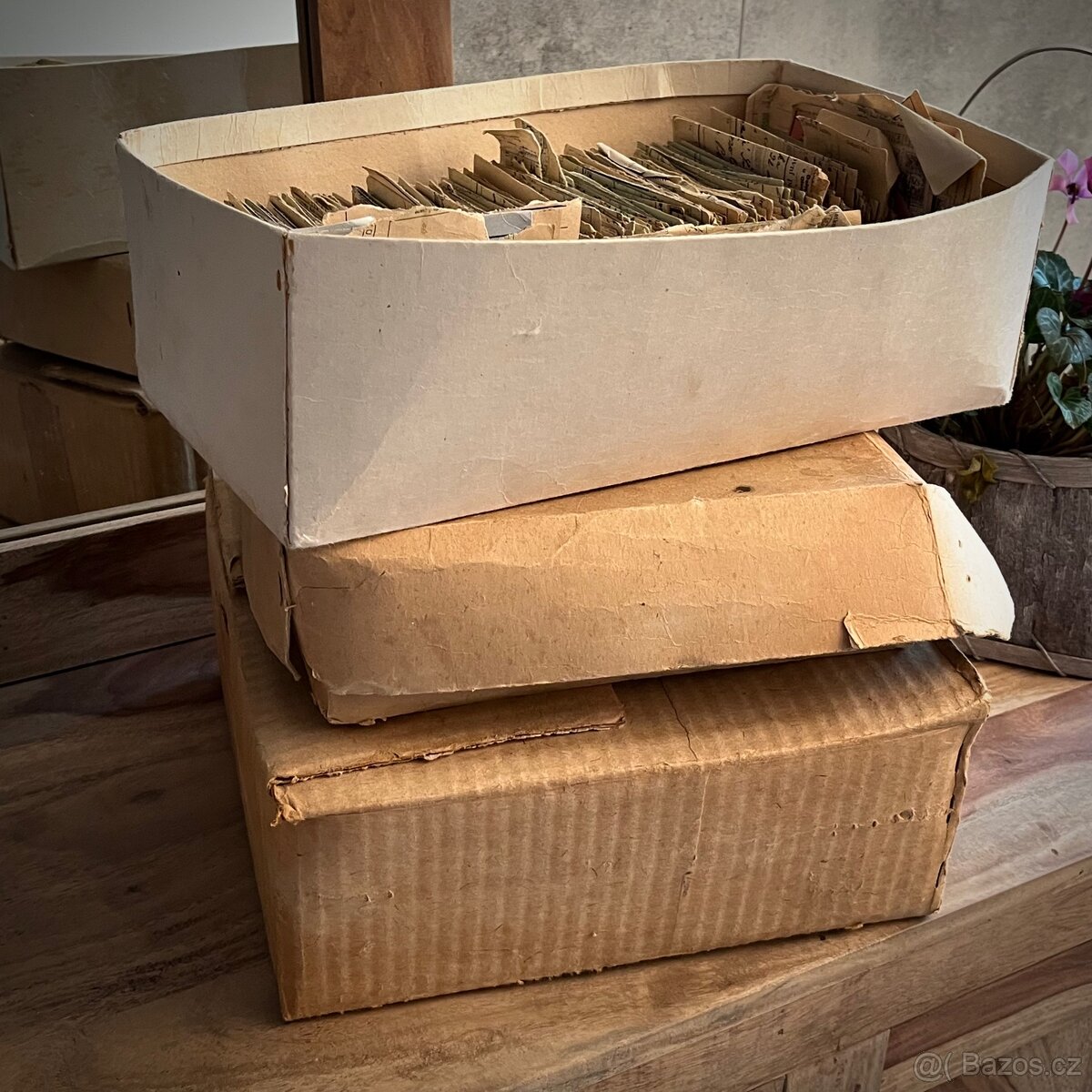 3 krabice výstřižků známek ČSR II