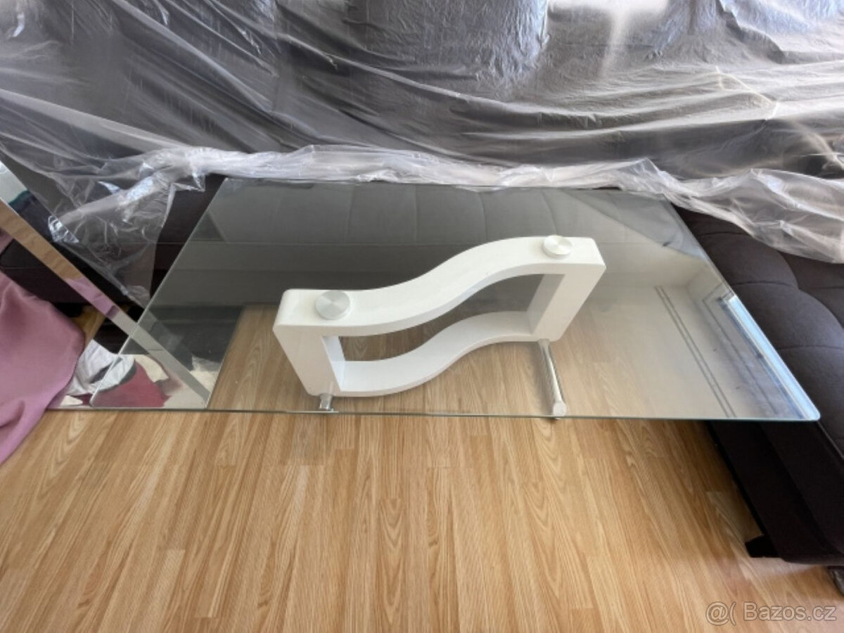 Stolek se skleněnou deskou k sedačce. Konferenční.