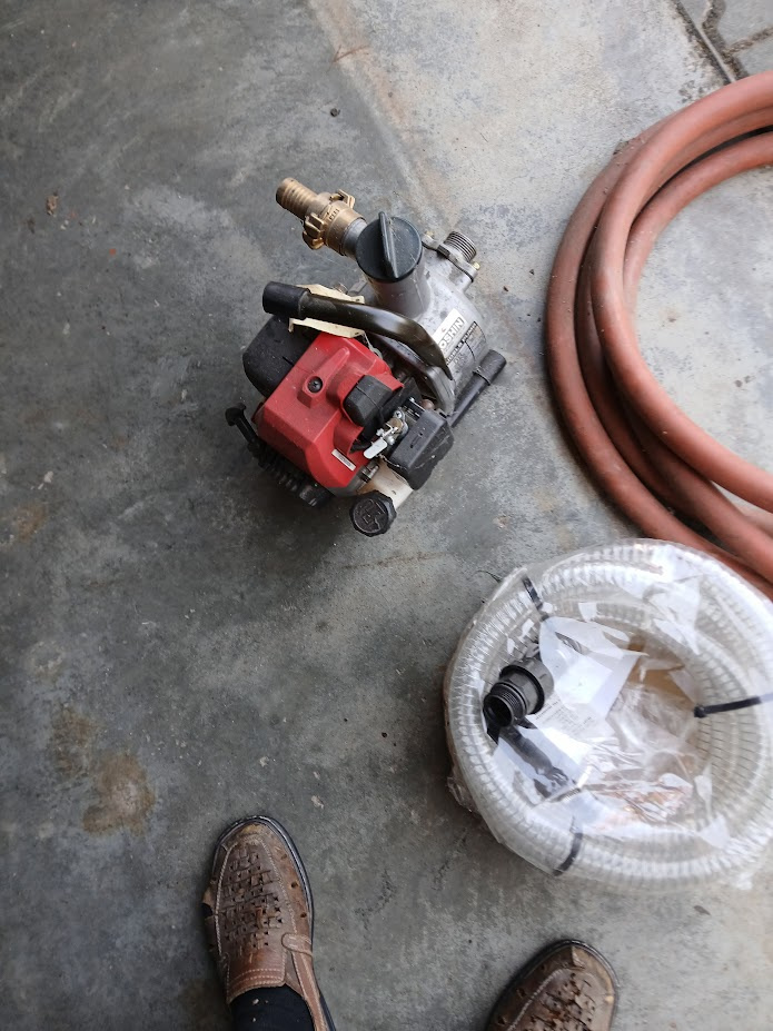 Benzinové čerpadlo skoro nové