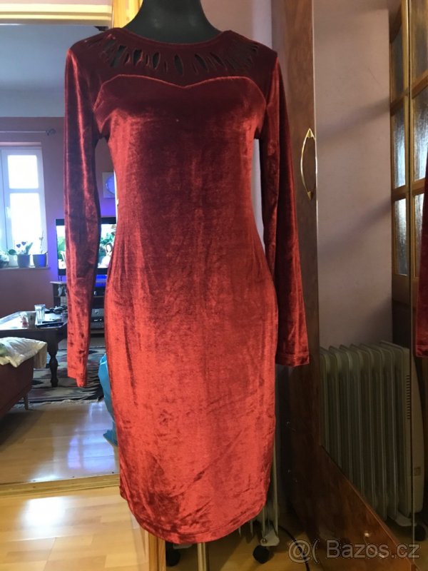 Sametové červené šaty s výkrojem v dekoltu.38