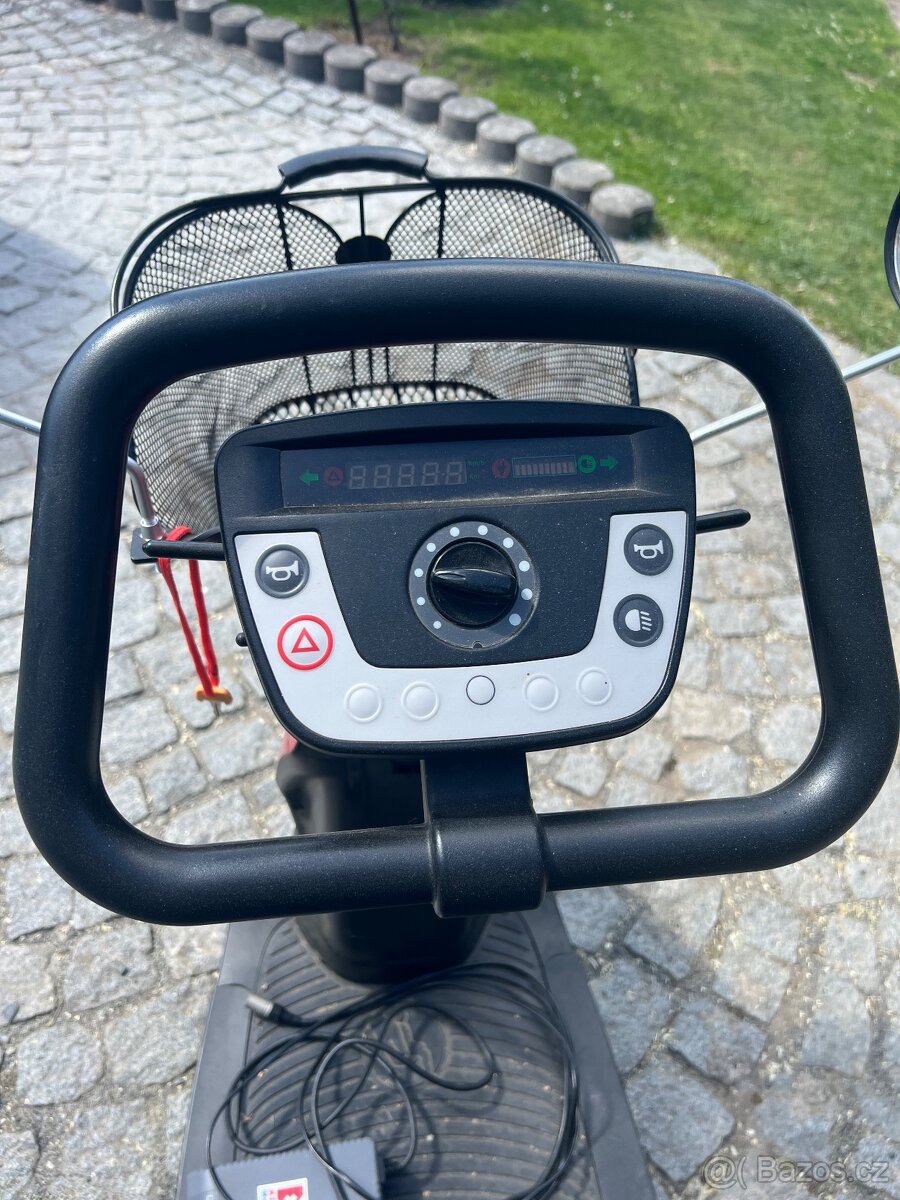 Elektrický skůtr booster trophy 6 v silnejší variantě 625 W