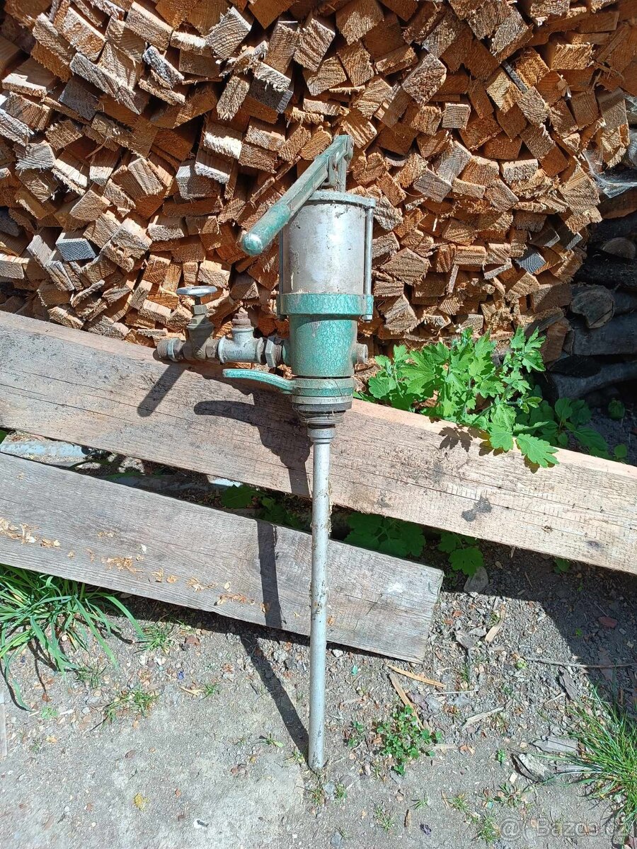 Ruční pumpa na naftu