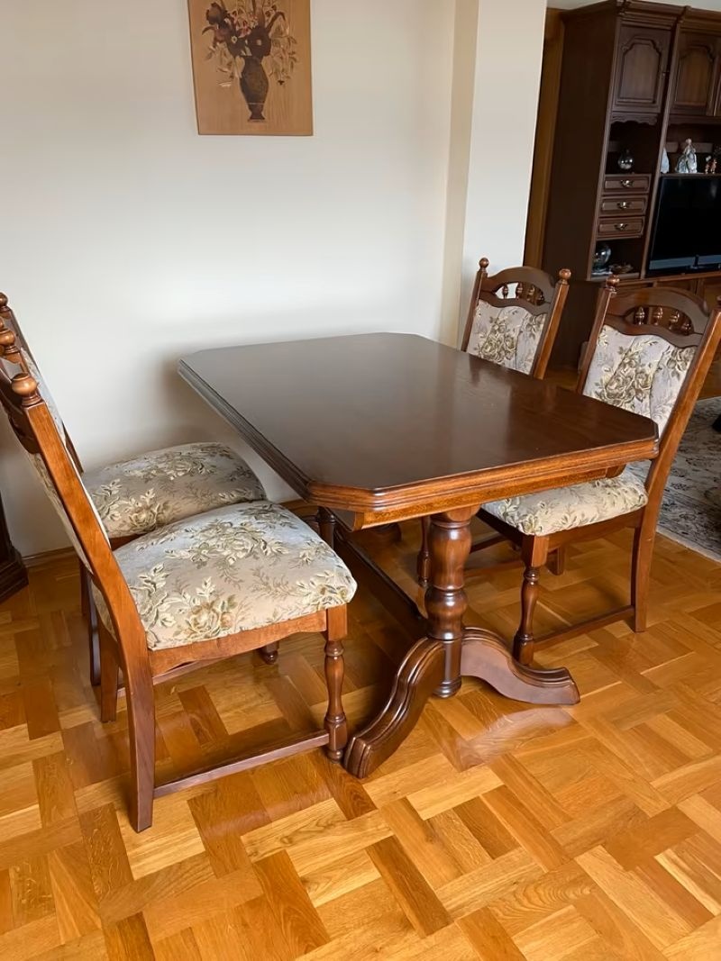 Stůl jídelní rozkládací a 4 židle - pěkný stav