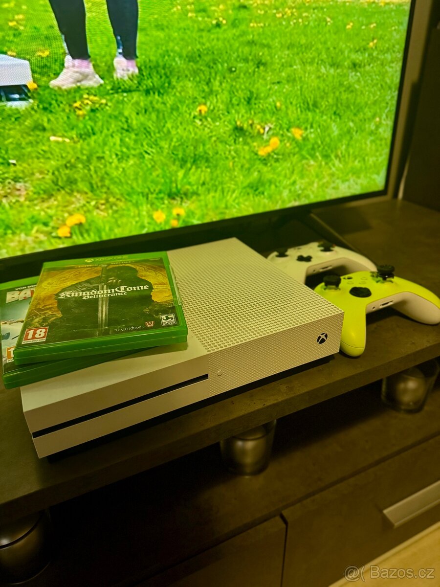 Xbox one s 1tb + 2 hry + 2 ovladace