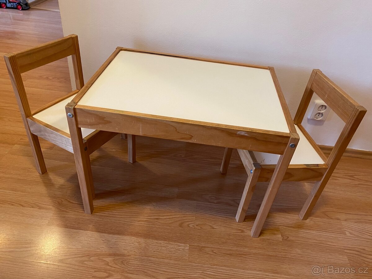 Dětský dřevěný stolek a dvě židle