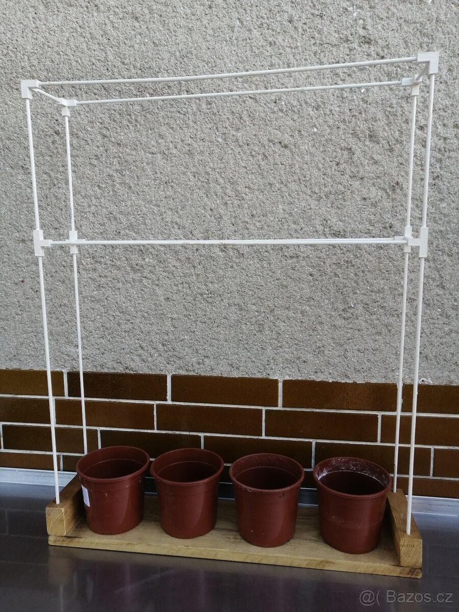 Podpěra vhodná pro keříková rajčata na balkón