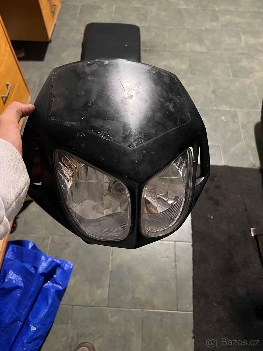 Přední světlo na motorku