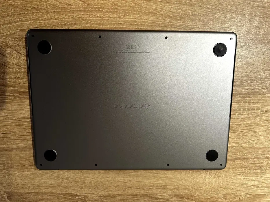 MacBook M2 Pro 14” 2023 — 16 GB RAM/512 GB SSD ideální stan,
