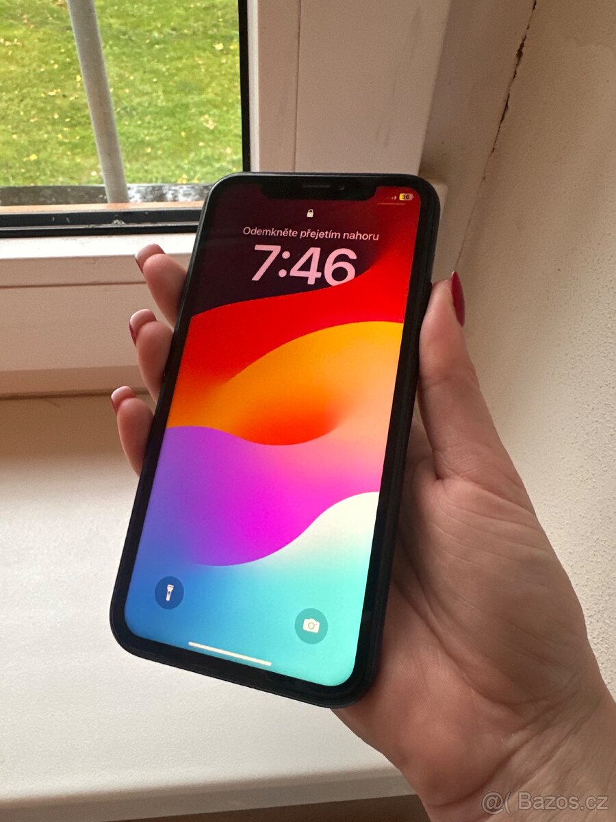 Apple iPhone Xr v černé barvě 128 GB