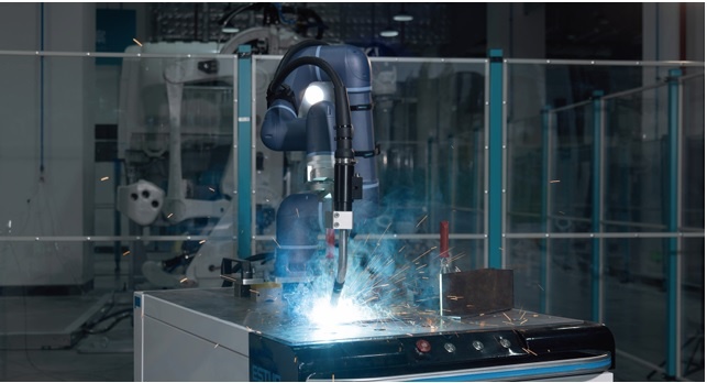 Mobilní robot (cobot), laser svářečka, svařovací robot