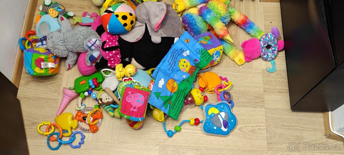 Mix hraček a plyšáků za symbolickou cenu