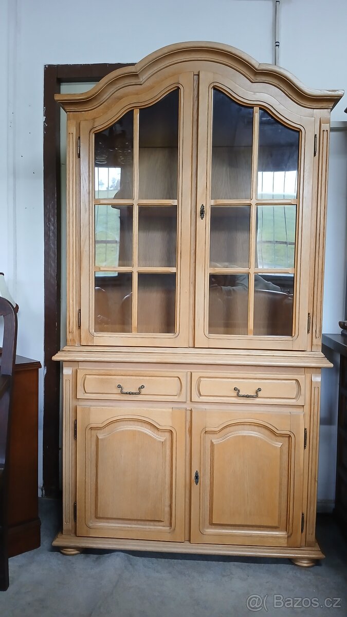 Rustikální světlá vitrína