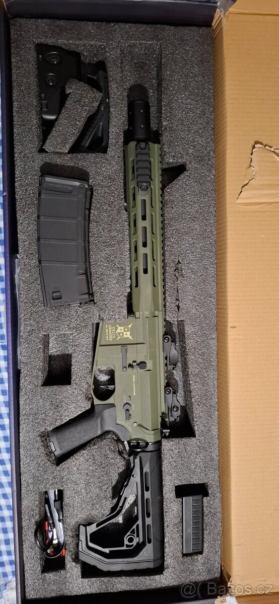 Prodám M4 airsoft zbraň s plým vybavením
