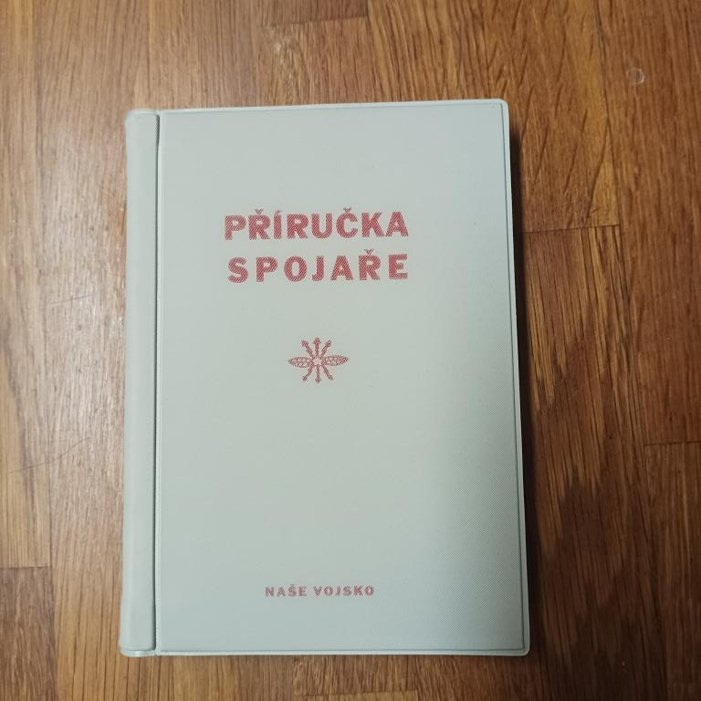 Legendární Příručka spojaře pro vyvolené v ČSLA z dob ČSSR