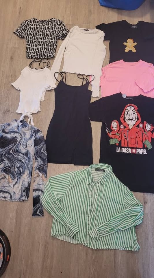 25 ks dámského oblečení vel. M-L