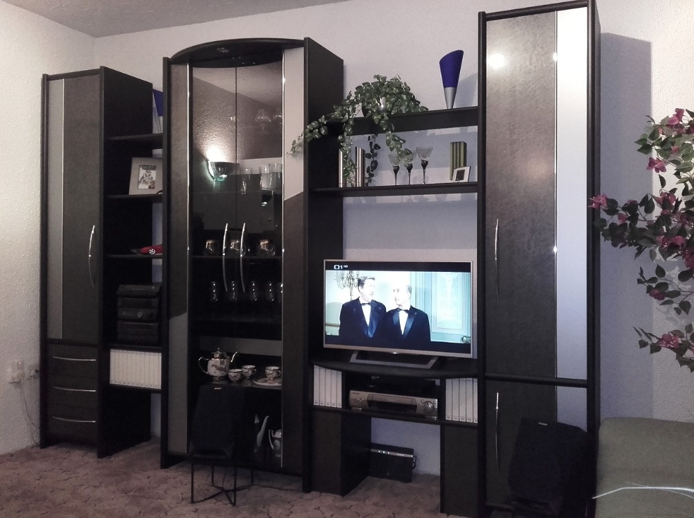 Obývací stěna s osvětlením a komodou