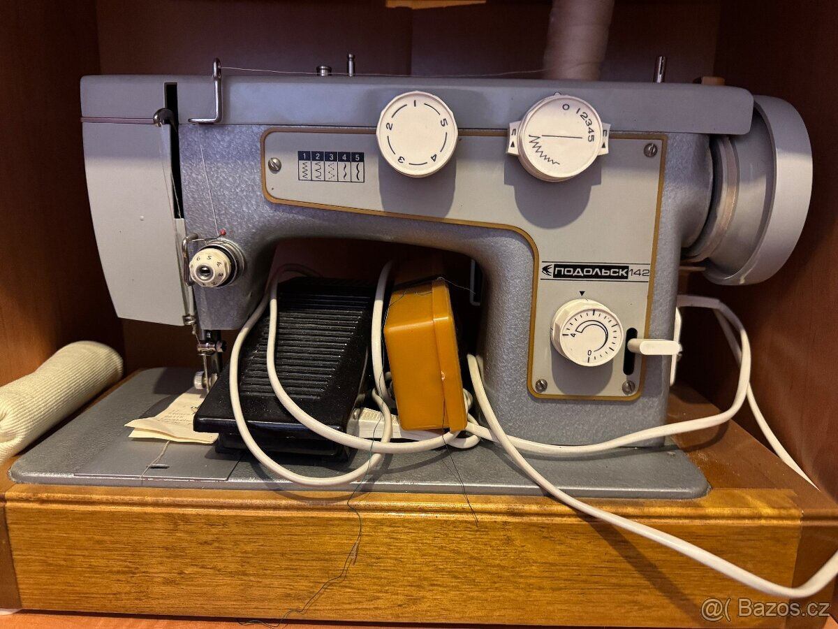 Retro šicí stroj Podolsk 142 – elektrický, s pedálem
